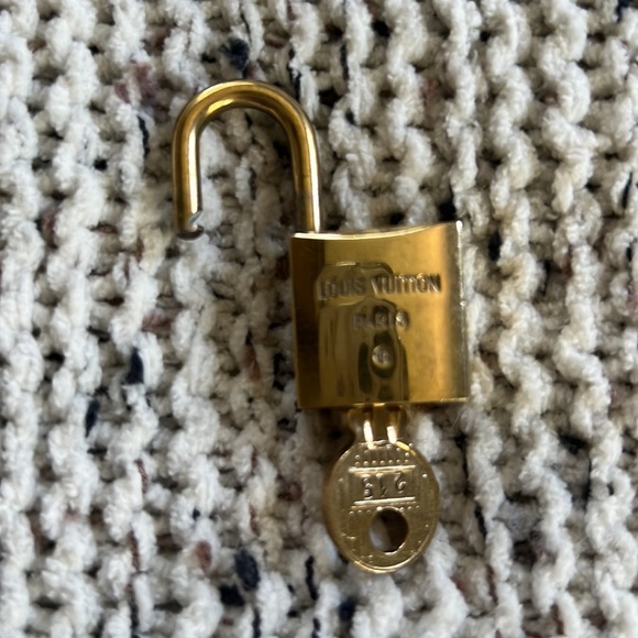 #215 Authentic Louis Vuitton lock n key - Picture 7 of 7